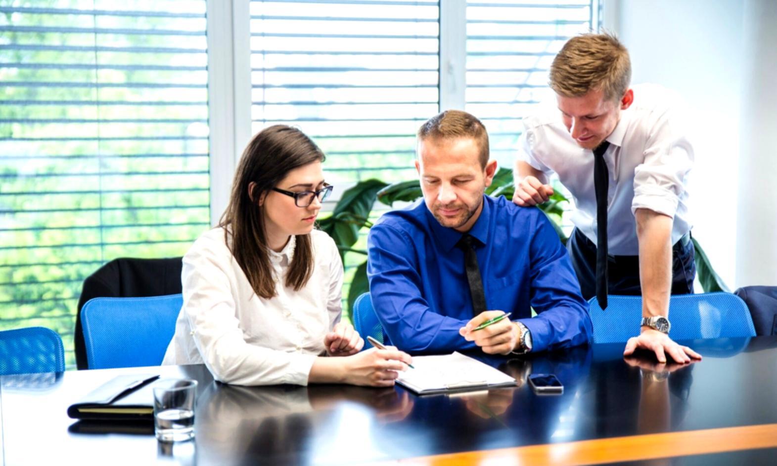 Teammitglied bei der Beratung von Kunden über Kreditoptionen